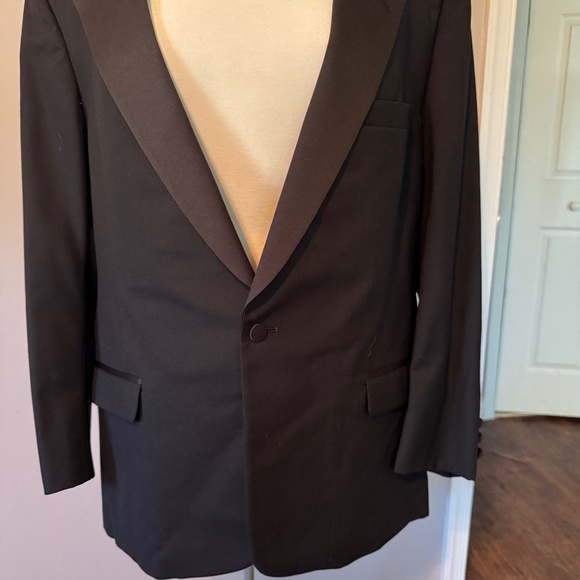 REDUCED!!  Men's Tuxedo, COMPLETE, 44 reg. 7 Pieces, Great Shape!  Worn 2x - Picture 1 of 6